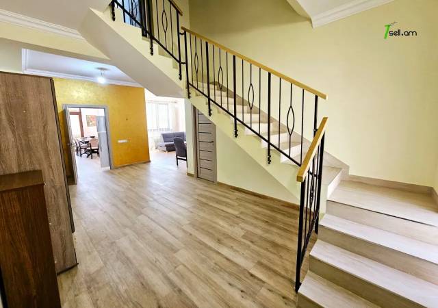 Երկու հարկանի տուն, Գ-1 թաղամաս Աջափնյակում, 552 ք.մ., 2 սանհանգույց, կապիտալ վերանորոգված