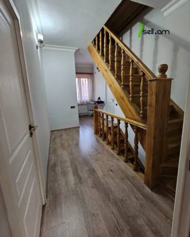 Երեք հարկանի քարե տուն Դավիթ Բեկի փողոցում Էրեբունիում, 480 ք.մ., 2 սանհանգույց, եվրովերանորոգված