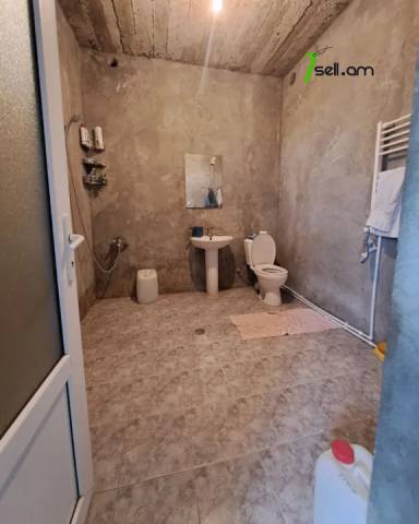 Մեկ հարկանի քարե տուն 5-րդ փողոցում Զովունիում, 350 ք.մ., մասնակի վերանորոգում