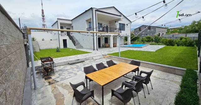 Երկու հարկանի տուն Դավիթ Բեկի փողոցում Էրեբունիում, 1400 քմ, կապիտալ վերանորոգված