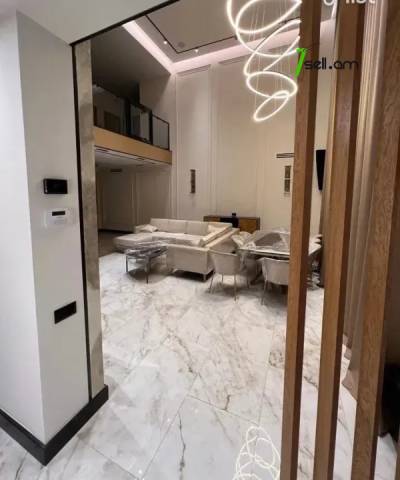 Երկու հարկանի թաունհաուզ Վերին Անտառային փողոցում կենտրոնում, 250 ք.մ., 3+ սանհանգույց