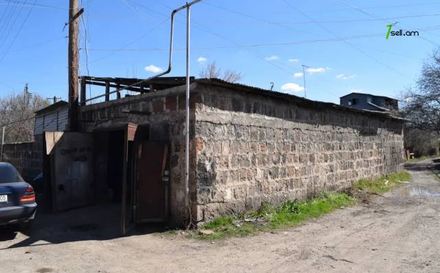 Մեկ հարկանի քարե տուն Երկաթգծի փողոցում Գյումրիում, 112 քմ