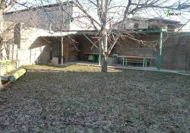 Երկու հարկանի քարե տուն Աբովյանում, 1600 ք.մ.