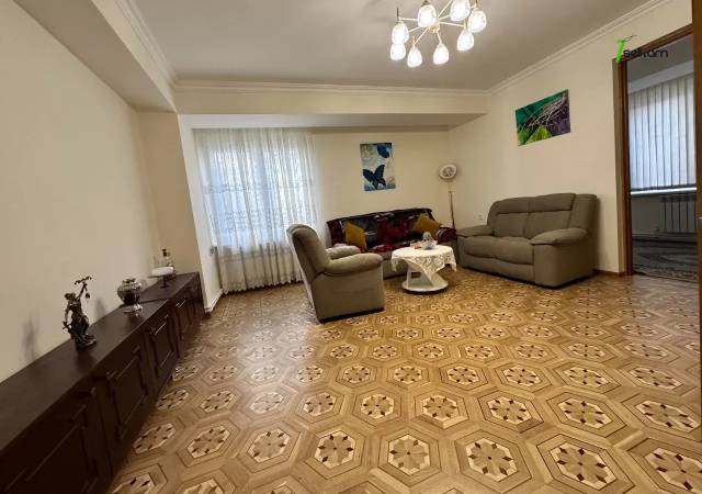 2 սենյականոց բնակարան Երվանդ Քոչարի փողոցում, 67 ք.մ., 2/14 հարկ, կապիտալ վերանորոգված