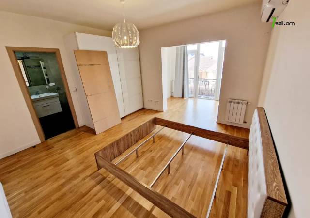 Երեք հարկանի քարե թաունհաուզ, Վահագնի Թաղամաս Աջափնյակում, 400 ք.մ., 3+ սանհանգույց