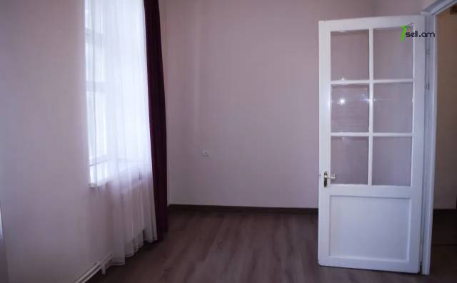 2 սենյականոց բնակարան Մհեր Մկրտչյանի փողոցում, 55 քմ, 1/3 հարկ, բարձր առաստաղներ