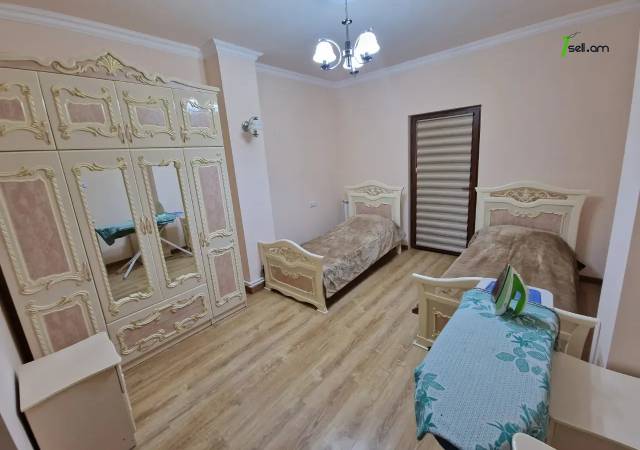 Երեք հարկանի քարե տուն Գաջեգործների փողոցում Էրեբունիում, 900 քմ, 2 սանհանգույց