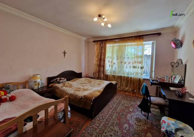 Երկու հարկանի քարե տուն Խորեն Խաչատրյան փողոցում Աջափնյակում, 300 ք.մ., 2 սանհանգույց