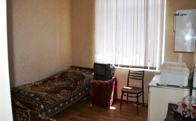 2 սենյականոց բնակարան Սայաթ-Նովա փողոցում, 40 քմ, բարձր առաստաղներ, կոսմետիկ վերանորոգում, քարե շենք