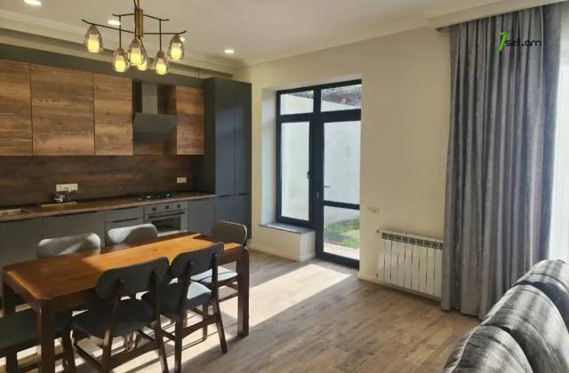 Երկու հարկանի թաունհաուզ Ռուբինյանց փողոցում Քանաքեռ Զեյթունում, 210 քմ, 3+ սանհանգույց