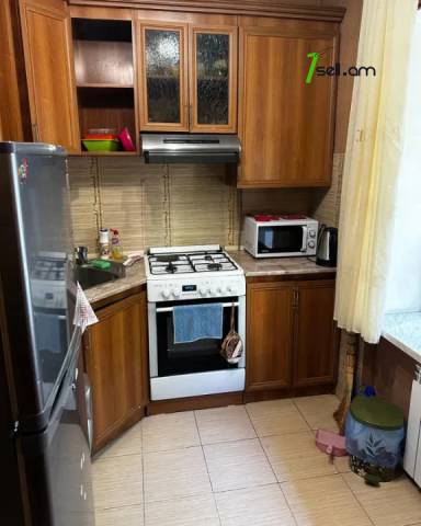 2 սենյականոց բնակարան Արամ Խաչատրյանի փողոցում, 60 ք.մ., 2/5 հարկ, կապիտալ վերանորոգված, քարե շենք