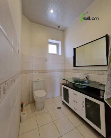 Երեք հարկանի քարե տուն, Նոյ թաղամաս Աջափնյակում, 600 ք.մ., 3+ սանհանգույց, եվրովերանորոգված