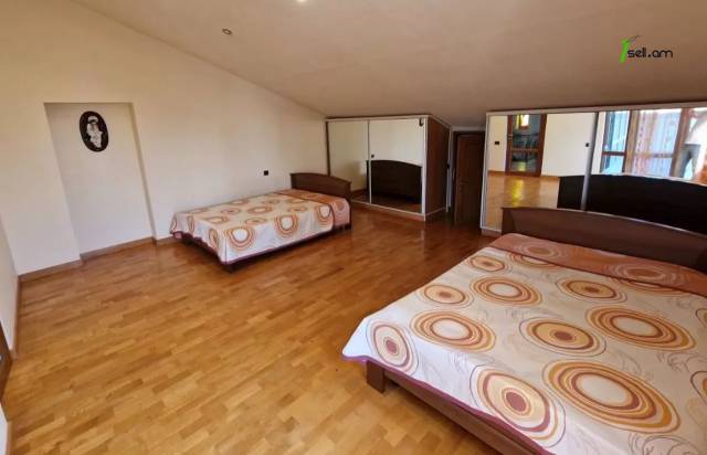 Երեք հարկանի քարե տուն, Ձոր 1 թաղամաս Դավիթաշենում, 800 ք.մ., 3+ սանհանգույց, կապիտալ վերանորոգված