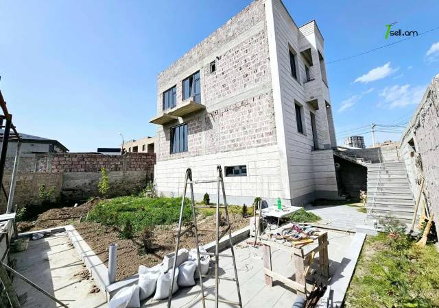 Երեք հարկանի տուն, Թումանյան թաղամաս Ավանում, 630 ք.մ., 3+ սանհանգույց, կապիտալ վերանորոգված