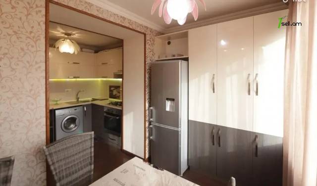 3 սենյականոց բնակարան Հանրապետության փողոցում, 83 ք.մ., 3/5 հարկ, եվրովերանորոգված, քարե շենք