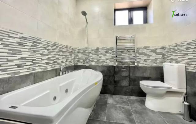 Երեք հարկանի տուն Ալմաթիի փողոցում Ավանում, 350 ք.մ., 3+ սանհանգույց, դիզայներական ոճով վերանորոգված