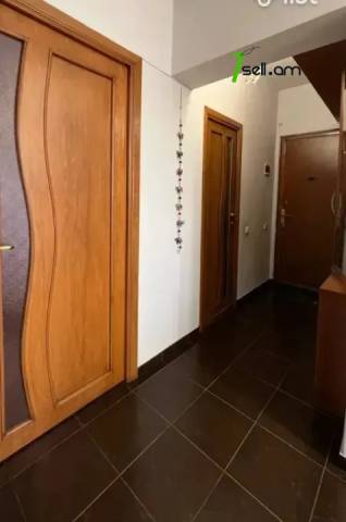 3 սենյականոց բնակարան, Աթոյան փողոցի նրբանցք, 64 ք.մ., նախավերջին հարկ, եվրովերանորոգված