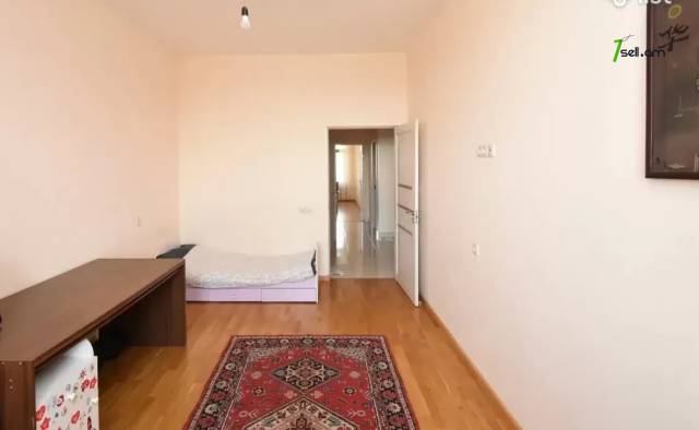 3 սենյականոց բնակարան նորակառույց շենքում Պարույր Սևակի փողոցում, 90 ք.մ., բարձր առաստաղներ