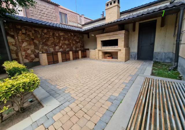 Երեք հարկանի քարե տուն, Ձոր 1 թաղամաս Դավիթաշենում, 800 ք.մ., 3+ սանհանգույց, կապիտալ վերանորոգված