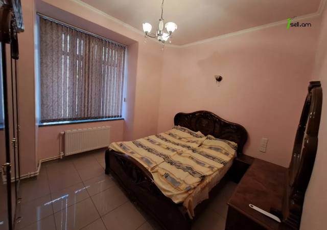 2 սենյականոց բնակարան Մոսկովյան փողոցում, 50 քմ, 2/5 հարկ, բարձր առաստաղներ, կապիտալ վերանորոգված