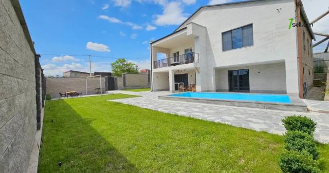 Երկու հարկանի տուն Դավիթ Բեկի փողոցում Էրեբունիում, 1400 քմ, կապիտալ վերանորոգված