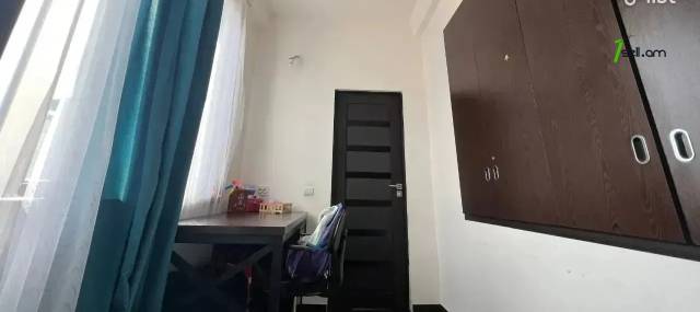 3 սենյականոց բնակարան, Աթոյան փողոցի նրբանցք, 64 ք.մ., նախավերջին հարկ, եվրովերանորոգված