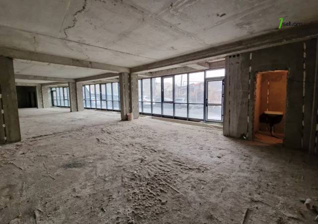 Բազմաֆունկցիոնալ գույք Դերենիկ Դեմիրճյանի փողոցում կենտրոնում, 241 ք.մ.