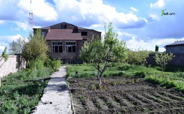 Երկու հարկանի քարե տուն, Վ. Սարգսյան փողոց 1-ին թաղամաս Գյումրիում, 308 ք.մ., կոսմետիկ վերանորոգում