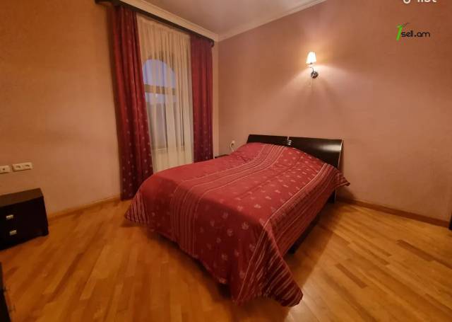 Երեք հարկանի քարե տուն, Գ-1 թաղամաս Աջափնյակում, 370 ք.մ., 2 սանհանգույց, կապիտալ վերանորոգված