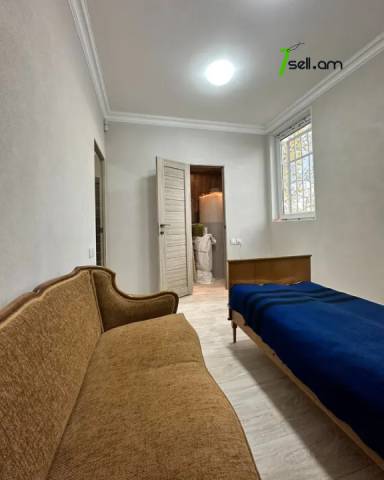 Երկու հարկանի քարե տուն 19-րդ փողոցում Շենգավիթում, 500 քմ, 2 սանհանգույց, կապիտալ վերանորոգված