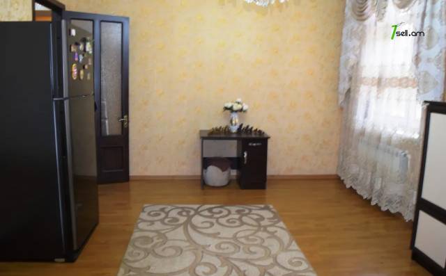 3 սենյականոց բնակարան Շիրակացի փողոցում, 81 ք.մ., 1/3 հարկ, եվրովերանորոգված, քարե շենք