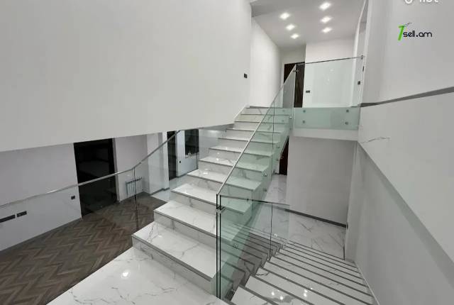 4 սենյականոց բնակարան նորակառույց շենքում, Ներսիսյան փողոցի փակուղի, 200 քմ, նախավերջին հարկ