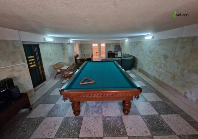 Երեք հարկանի քարե տուն Աջափնյակում, 500 ք.մ., 3+ սանհանգույց, եվրովերանորոգված