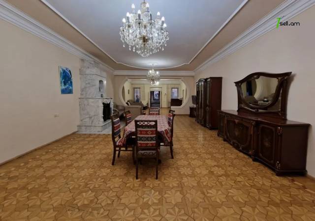 Երեք հարկանի քարե տուն Դավիթ Բեկի փողոցում Էրեբունիում, 2550 ք.մ., 3+ սանհանգույց, մեծ հողամաս