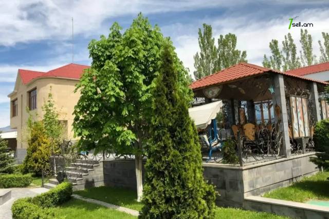 Երկու հարկանի քարե տուն, Դուրյան թաղամաս Ավանում, 2400 ք.մ., 3+ սանհանգույց, մեծ հողամաս