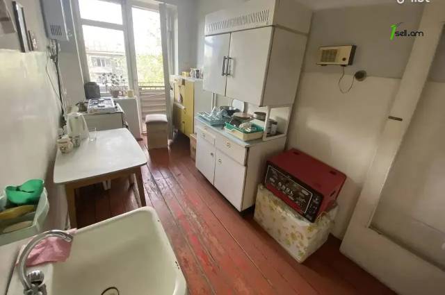 Ընդարձակ 1 սենյականոց բնակարան, Դավիթ Մալյան փողոցի նրբանցք, 57 ք.մ., 2/5 հարկ, քարե շենք