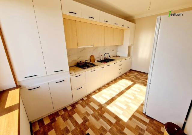 Երկու հարկանի քարե տուն 13-րդ փողոցում Զովունիում, 250 ք.մ., 2 սանհանգույց, եվրովերանորոգված