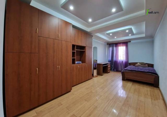 Երկու հարկանի քարե տուն Աշոտ Հովհաննիսյանի փողոցում Նոր Նորքում, 700 ք.մ., 3+ սանհանգույց