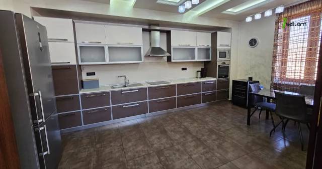 Ընդարձակ 3 սենյականոց բնակարան նորակառույց շենքում Վարդանանց փողոցում, 155 ք.մ., նախավերջին հարկ