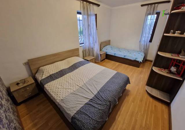 Երկու հարկանի քարե տուն 12-րդ փողոցում Պտղնիում, 1200 քմ, 3+ սանհանգույց, եվրովերանորոգված