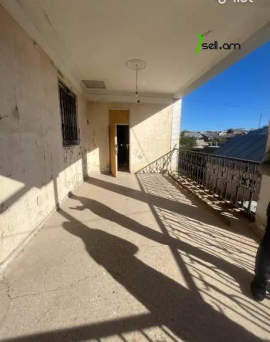 Երկու հարկանի քարե տուն Աբովյանում, 1170 ք.մ., 2 սանհանգույց, մասնակի վերանորոգում