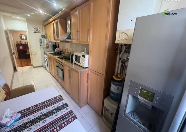 4 սենյականոց բնակարան Էրեբունիում, 100 քմ, 2/5 հարկ, եվրովերանորոգված, քարե շենք