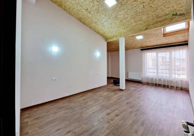 Երեք հարկանի քարե տուն, Նոյ թաղամաս Աջափնյակում, 300 ք.մ., 3+ սանհանգույց, եվրովերանորոգված