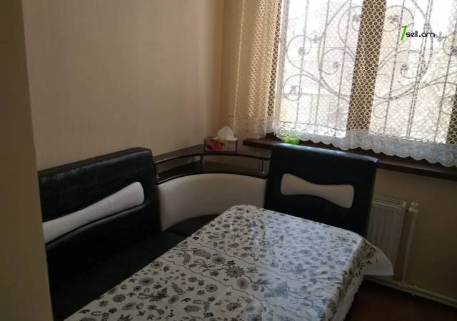 2 սենյականոց բնակարան, Lyuksemburg Street, 62 ք.մ., 1/4 հարկ, կապիտալ վերանորոգված, քարե շենք