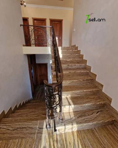 Երեք հարկանի քարե տուն Գևորգ Հովսեփյանի փողոցում Նորք Մարաշում, 1900 քմ, 3+ սանհանգույց