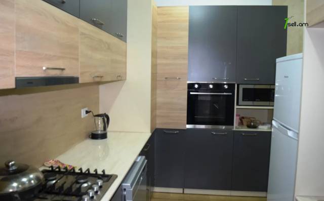 Երկու հարկանի քարե տուն, Ղարսի խճուղի Գյումրիում, 298 ք.մ., 2 սանհանգույց