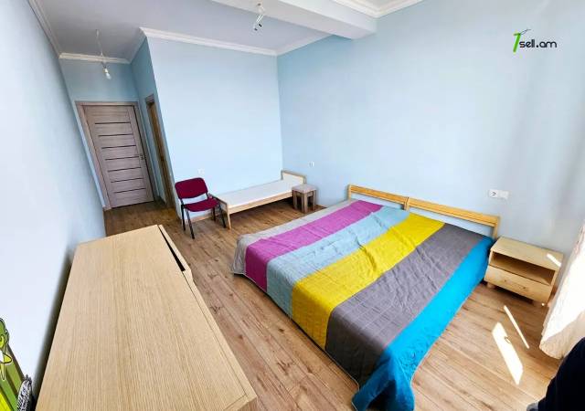 Երկու հարկանի տուն, Գ-1 թաղամաս Աջափնյակում, 552 ք.մ., 2 սանհանգույց, կապիտալ վերանորոգված