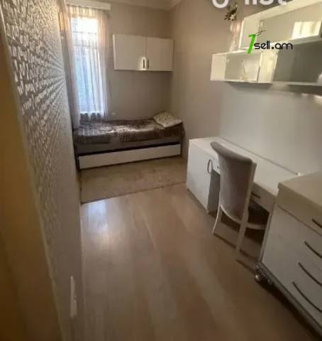 4 սենյականոց բնակարան Սարյանի փողոցում, 106 ք.մ., բարձր առաստաղներ, կապիտալ վերանորոգված, քարե շենք