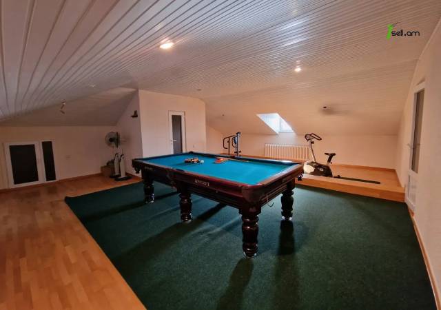 Երեք հարկանի քարե տուն Լուսինե Զաքարյան փողոցում Նորք Մարաշում, 300 քմ, 3+ սանհանգույց