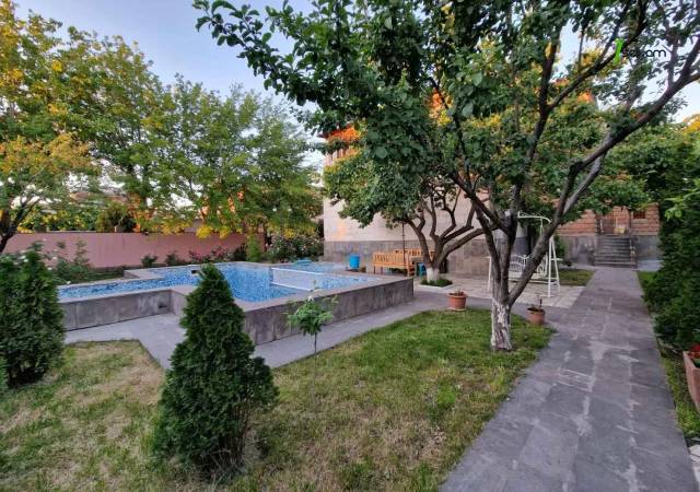 Երեք հարկանի քարե տուն Դավիթ Բեկի փողոցում Էրեբունիում, 2550 ք.մ., 3+ սանհանգույց, մեծ հողամաս